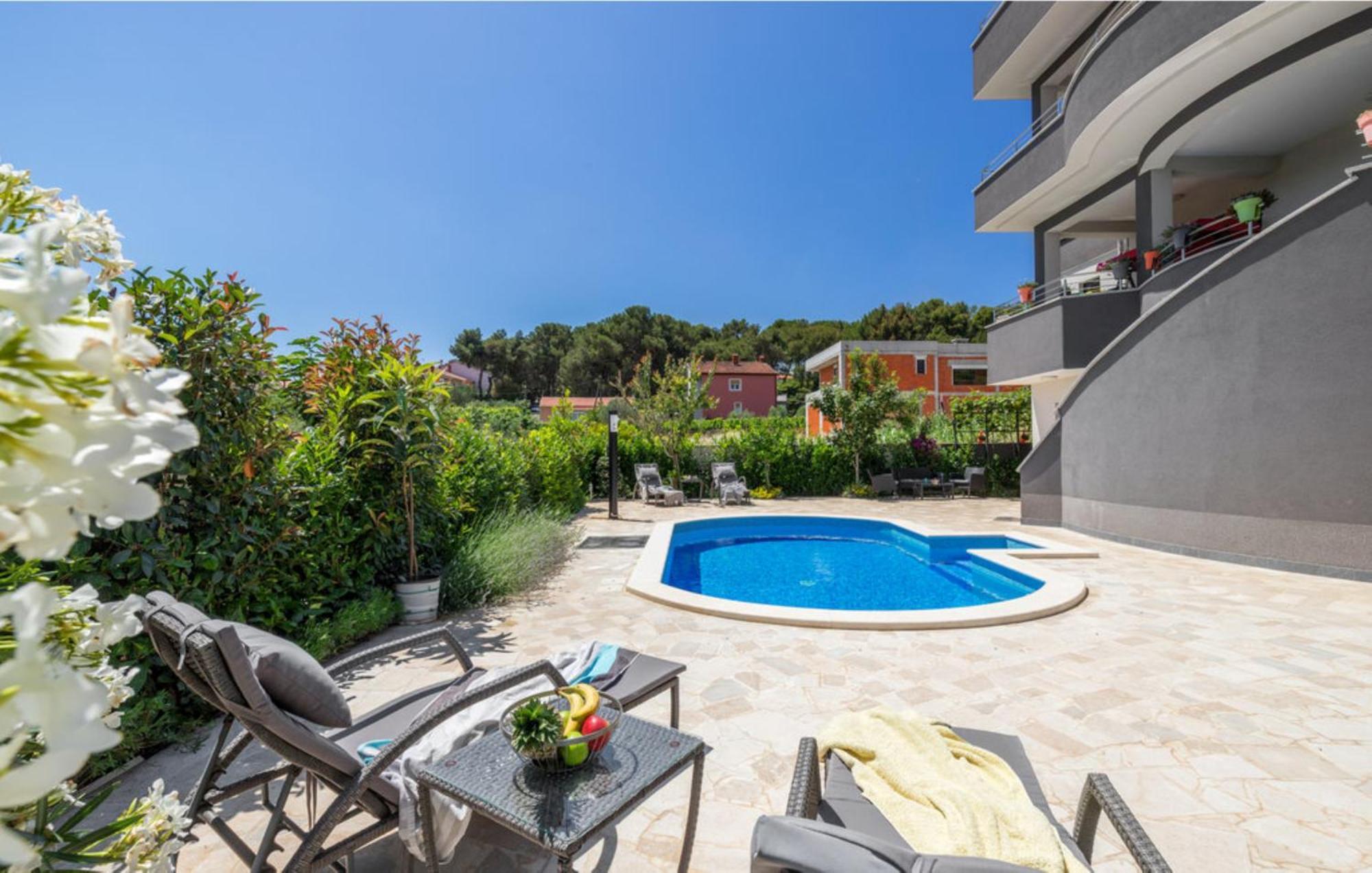Studio Apartment With Pool Πούλα Εξωτερικό φωτογραφία